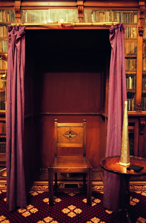 Example of a séance cabinet